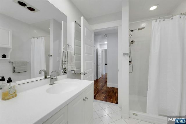 962 Pines Terrace, Franklin Lakes, NJ 07417