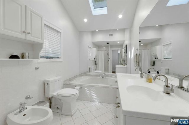 962 Pines Terrace, Franklin Lakes, NJ 07417