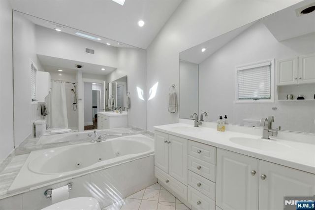 962 Pines Terrace, Franklin Lakes, NJ 07417