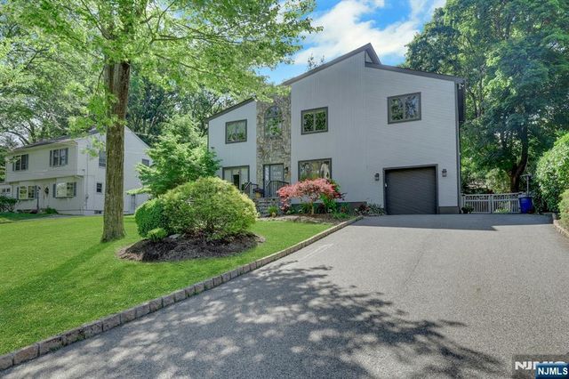 962 Pines Terrace, Franklin Lakes, NJ 07417
