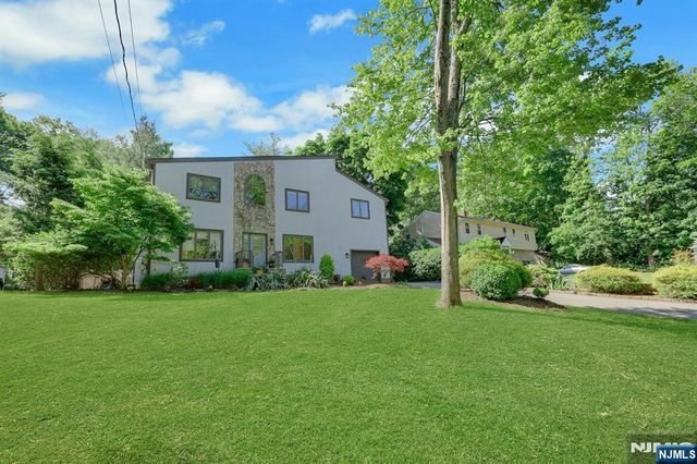 962 Pines Terrace, Franklin Lakes, NJ 07417