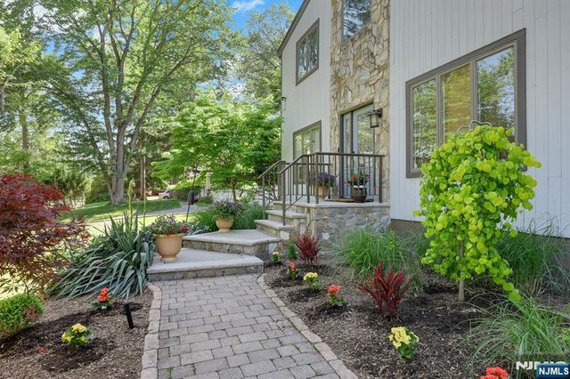 962 Pines Terrace, Franklin Lakes, NJ 07417