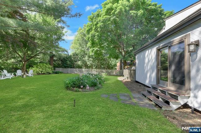 962 Pines Terrace, Franklin Lakes, NJ 07417