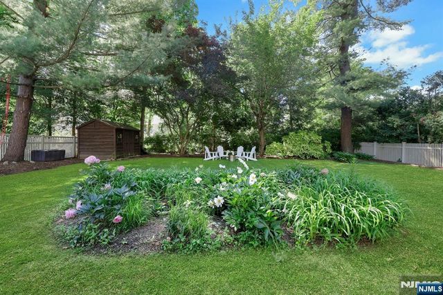 962 Pines Terrace, Franklin Lakes, NJ 07417