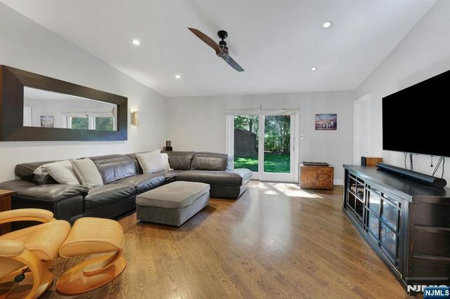 962 Pines Terrace, Franklin Lakes, NJ 07417