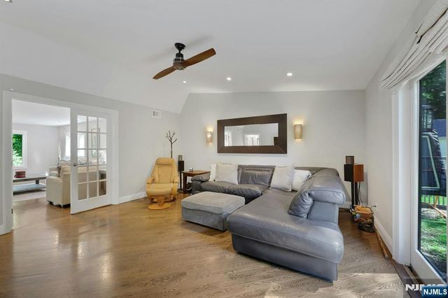 962 Pines Terrace, Franklin Lakes, NJ 07417
