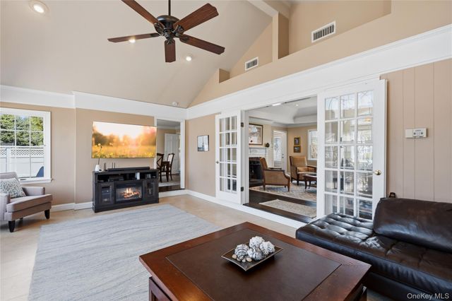 48 Davison Lane E, West Islip, NY 11795