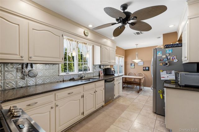 48 Davison Lane E, West Islip, NY 11795
