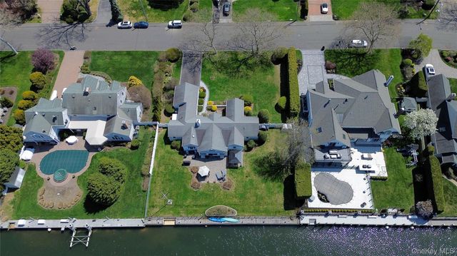 48 Davison Lane E, West Islip, NY 11795