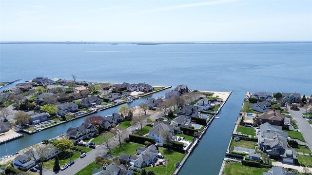 48 Davison Lane E, West Islip, NY 11795