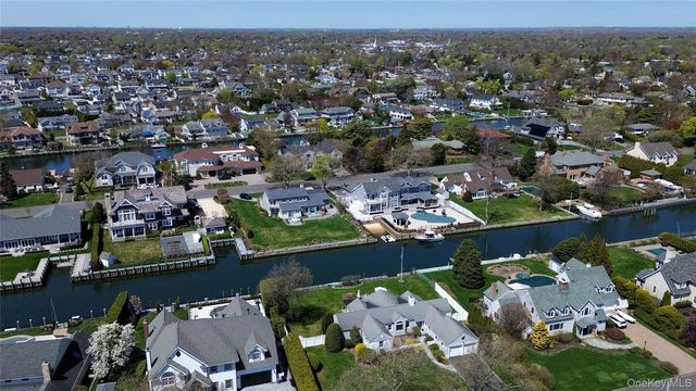 48 Davison Lane E, West Islip, NY 11795