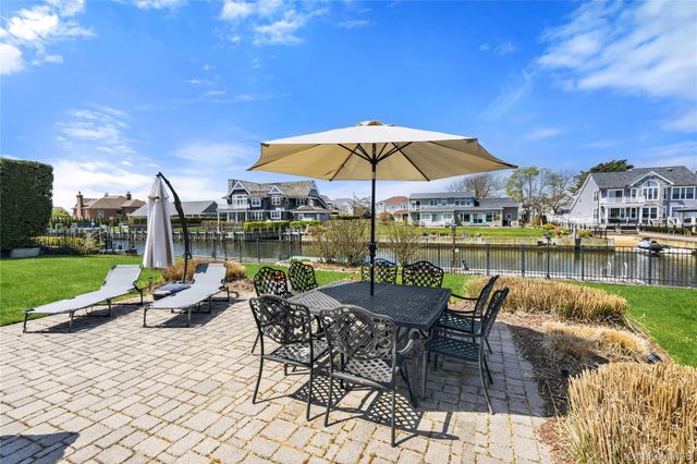 48 Davison Lane E, West Islip, NY 11795