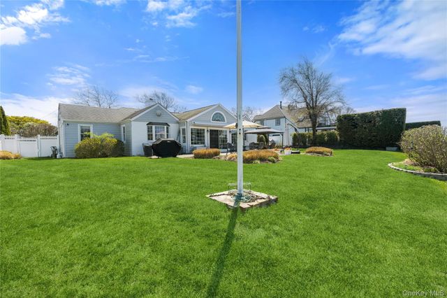 48 Davison Lane E, West Islip, NY 11795