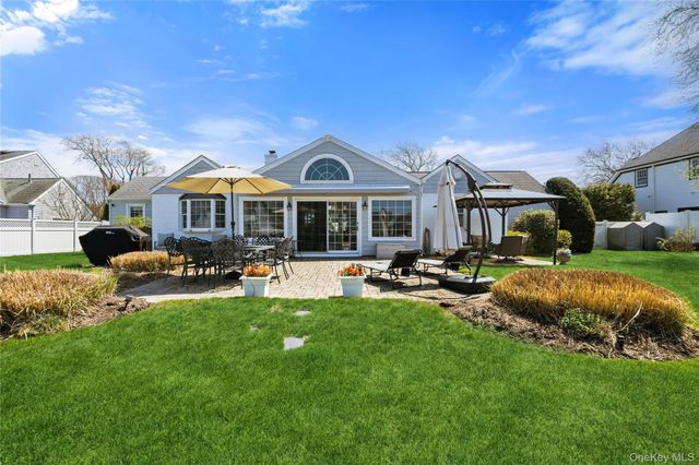 48 Davison Lane E, West Islip, NY 11795