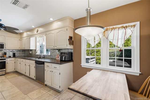 48 Davison Lane E, West Islip, NY 11795