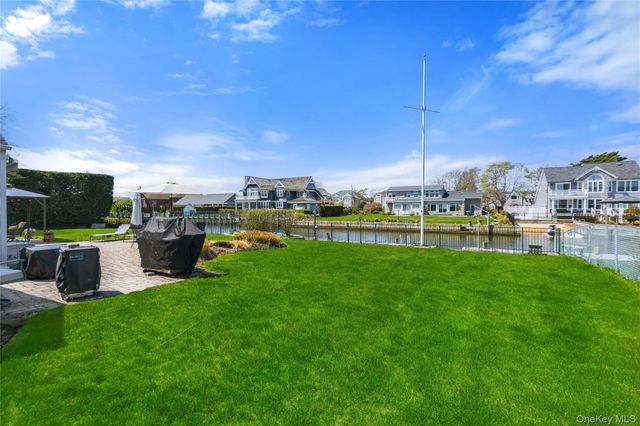 48 Davison Lane E, West Islip, NY 11795