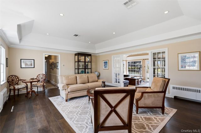 48 Davison Lane E, West Islip, NY 11795