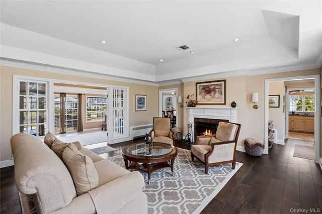 48 Davison Lane E, West Islip, NY 11795