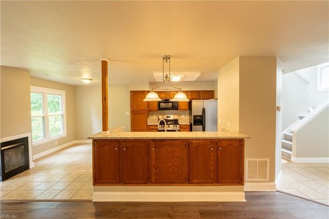 303 Bridge XING, Yorktown, VA 23692