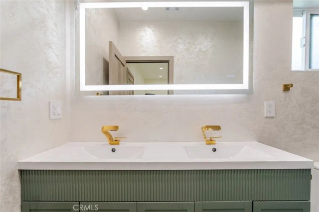 11112 Emelita Street, North Hollywood, CA 91601