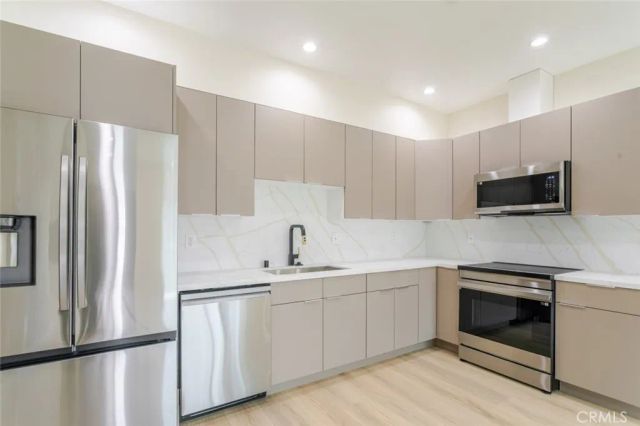 11112 Emelita Street, North Hollywood, CA 91601