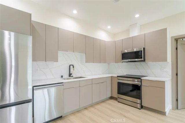 11112 Emelita Street, North Hollywood, CA 91601