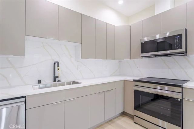 11112 Emelita Street, North Hollywood, CA 91601