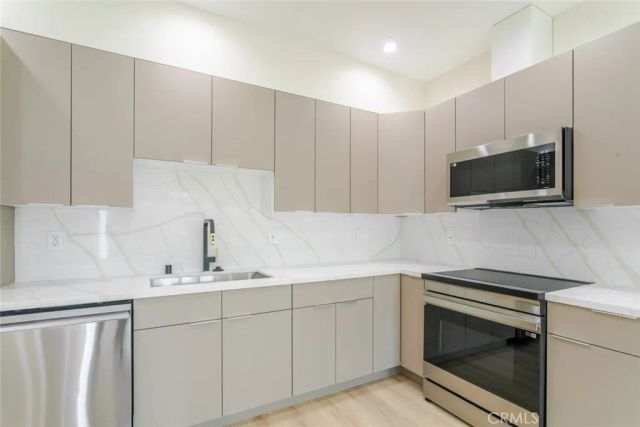 11112 Emelita Street, North Hollywood, CA 91601