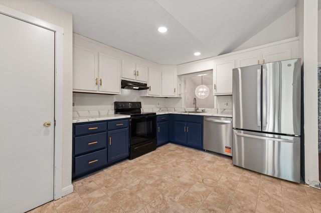 1 Gates Drive, Derry, NH 03038