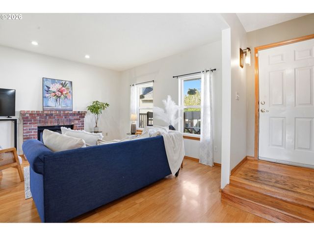 404 E BRANDON Dr, Newberg, OR 97132