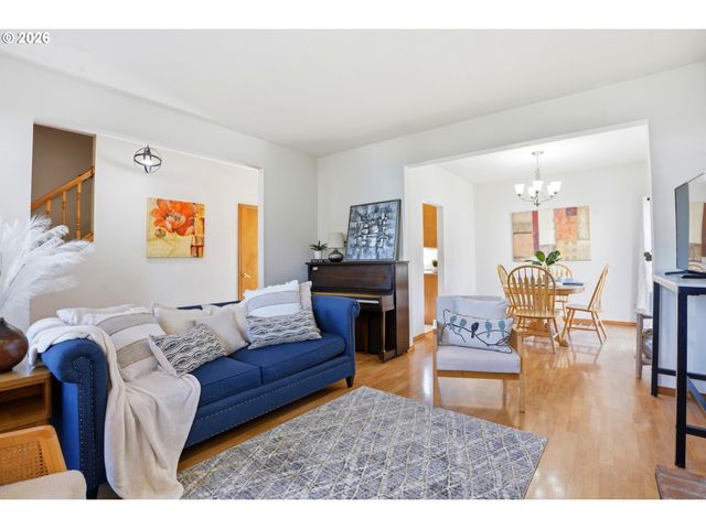 404 E BRANDON Dr, Newberg, OR 97132