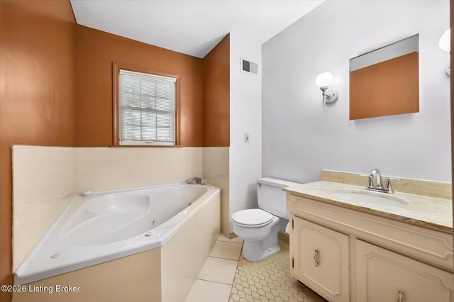 4021 Landside Dr, Louisville, KY 40220