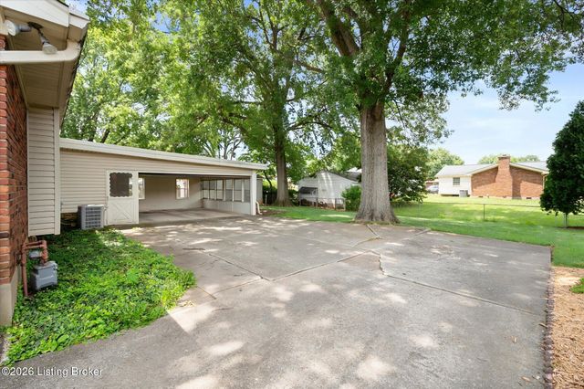 4021 Landside Dr, Louisville, KY 40220