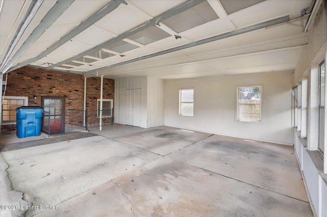 4021 Landside Dr, Louisville, KY 40220