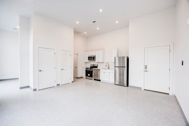 80 Middlesex St 104, Lowell, MA 01852
