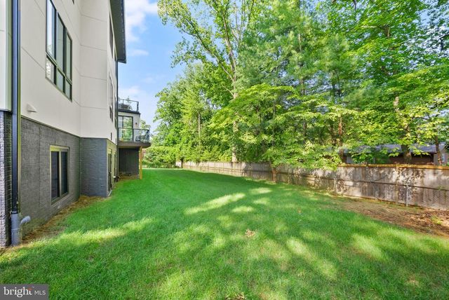 2537 GALLOWS RD, Dunn Loring, VA 22027