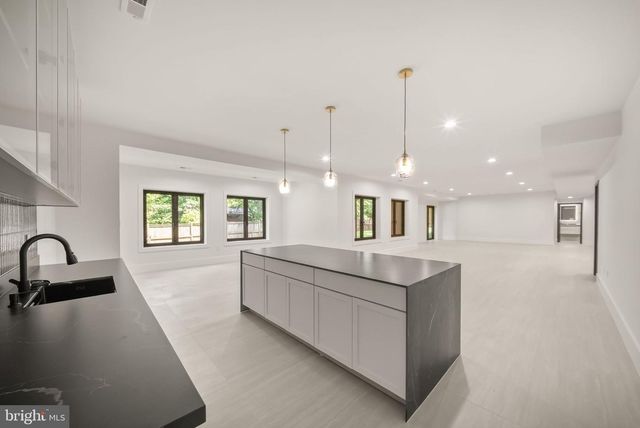 2537 GALLOWS RD, Dunn Loring, VA 22027