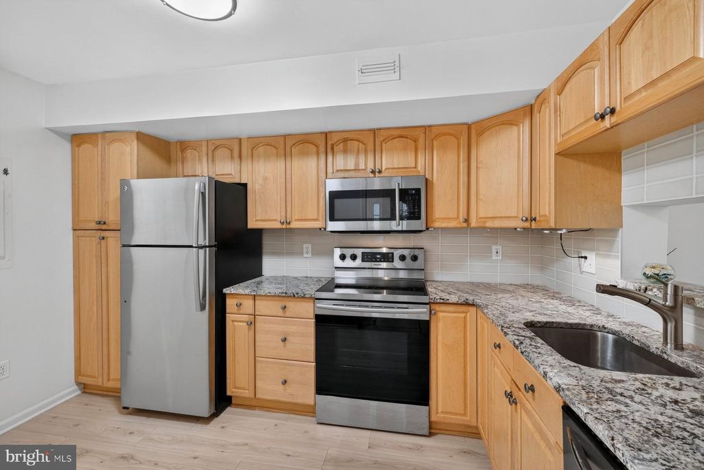 Image 14 of property listing at 20010 GATESHEAD CIR #801, Germantown, MD 20876