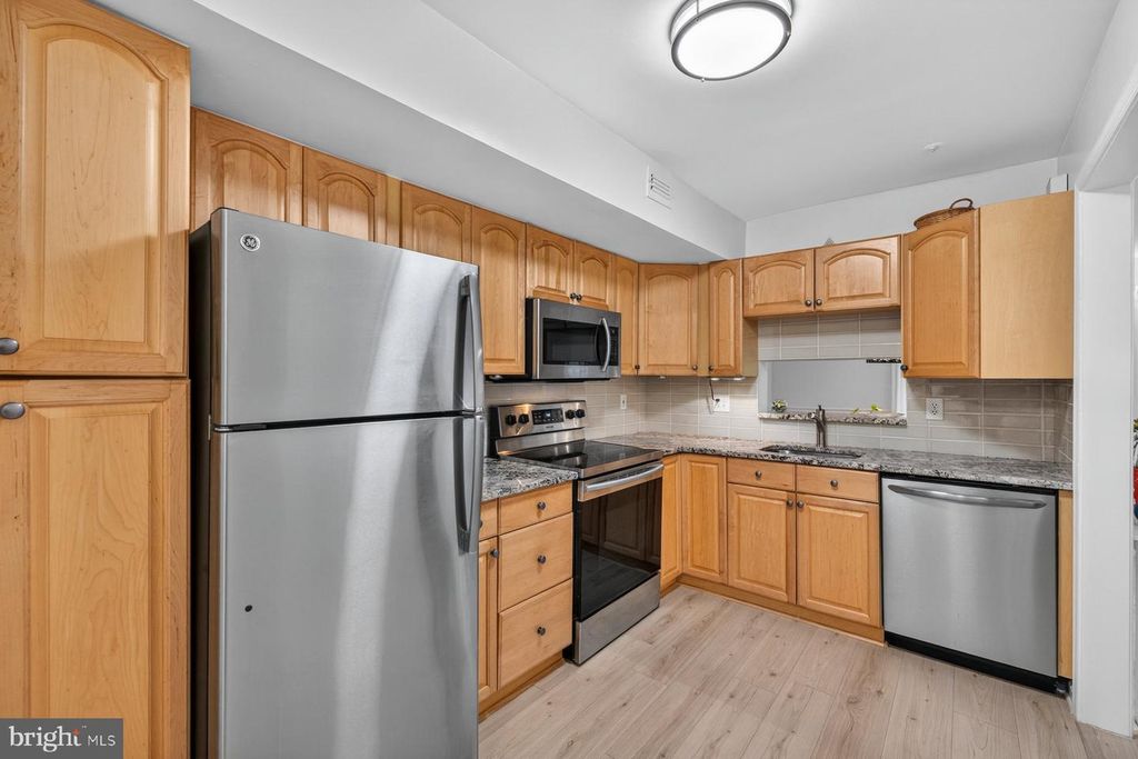 Image 16 of property listing at 20010 GATESHEAD CIR #801, Germantown, MD 20876