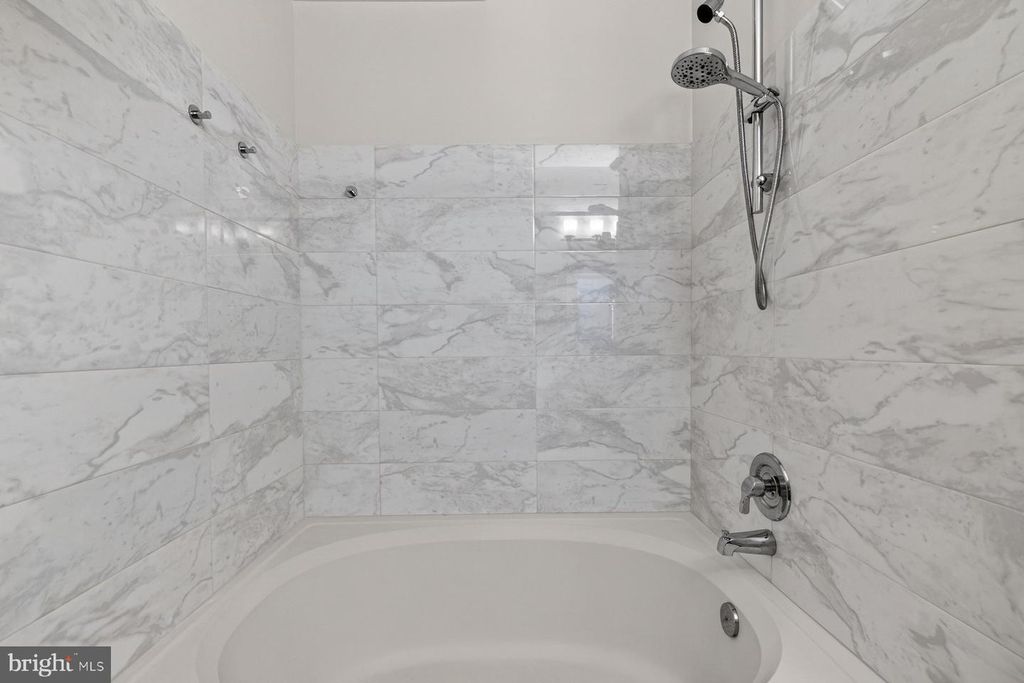 Image 32 of property listing at 20010 GATESHEAD CIR #801, Germantown, MD 20876