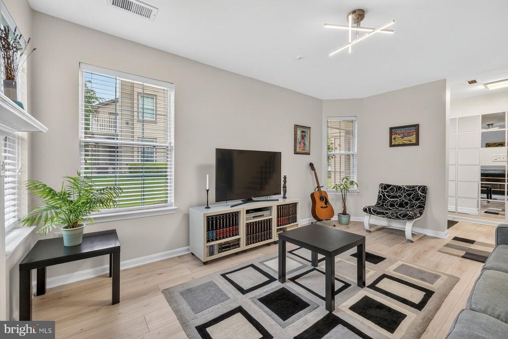 Image 5 of property listing at 20010 GATESHEAD CIR #801, Germantown, MD 20876