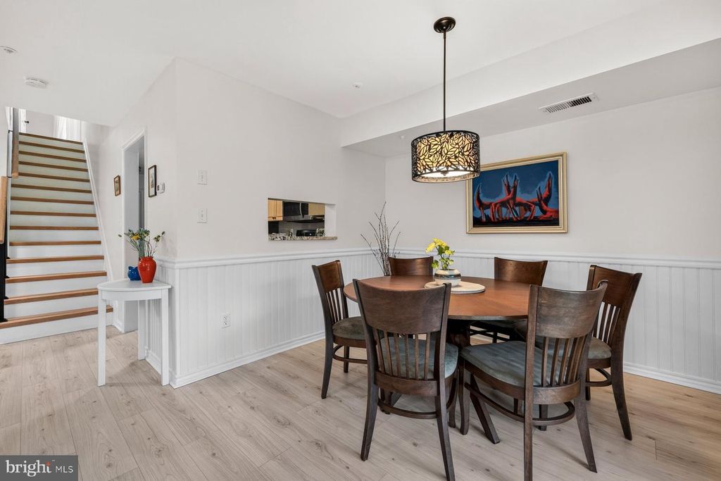 Image 9 of property listing at 20010 GATESHEAD CIR #801, Germantown, MD 20876