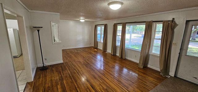 2109 S Grove St, Wichita, KS 67211