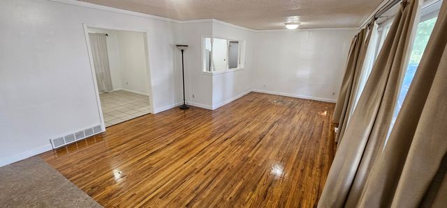 2109 S Grove St, Wichita, KS 67211