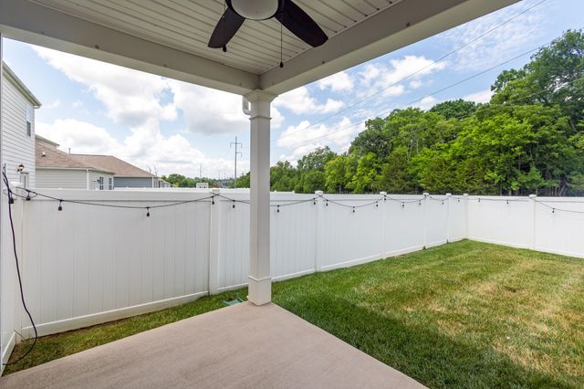 5051 Hunters Village Dr, Lebanon, TN 37087