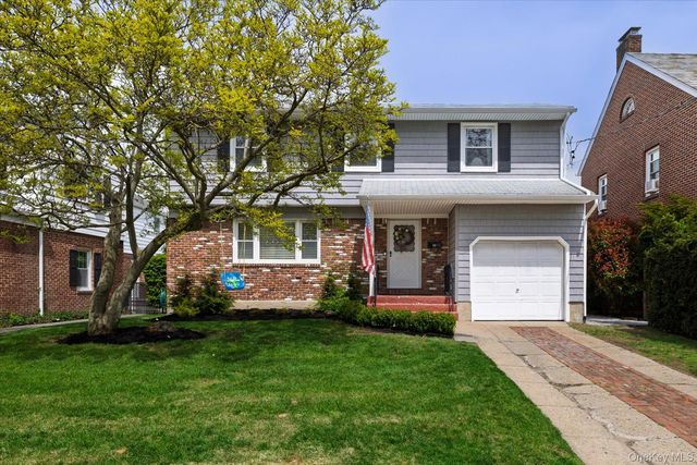 33 Rodney Place, Rockville Centre, NY 11570