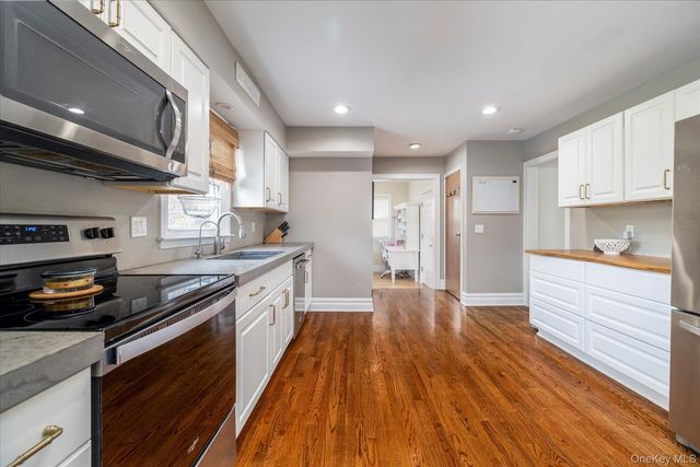 33 Rodney Place, Rockville Centre, NY 11570