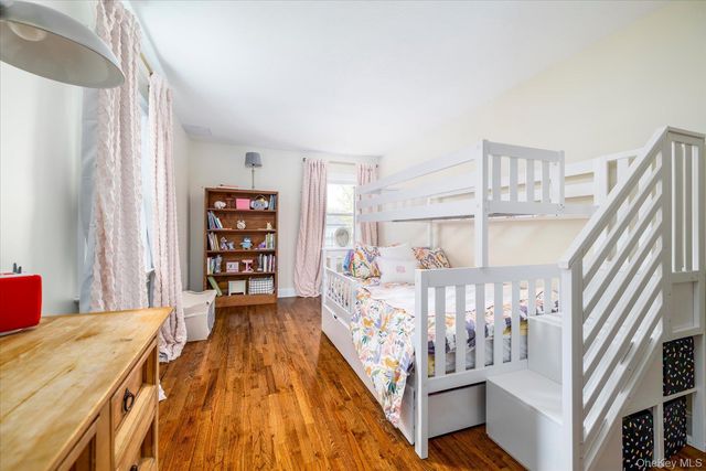 33 Rodney Place, Rockville Centre, NY 11570