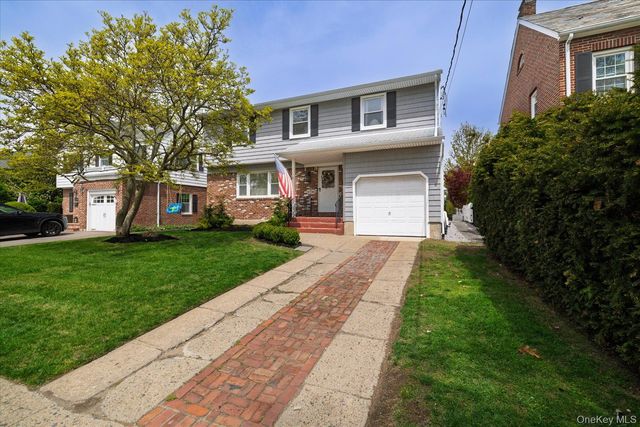 33 Rodney Place, Rockville Centre, NY 11570