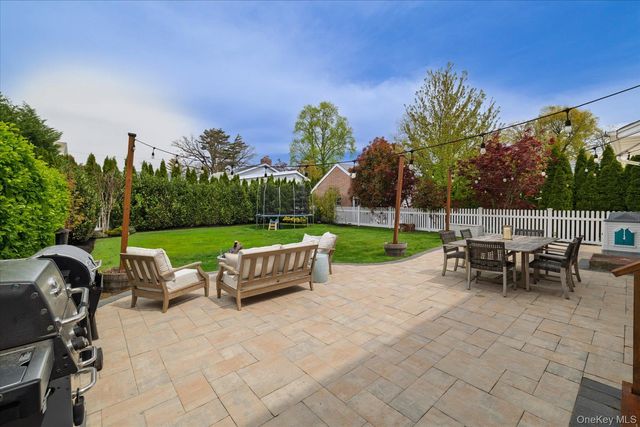 33 Rodney Place, Rockville Centre, NY 11570